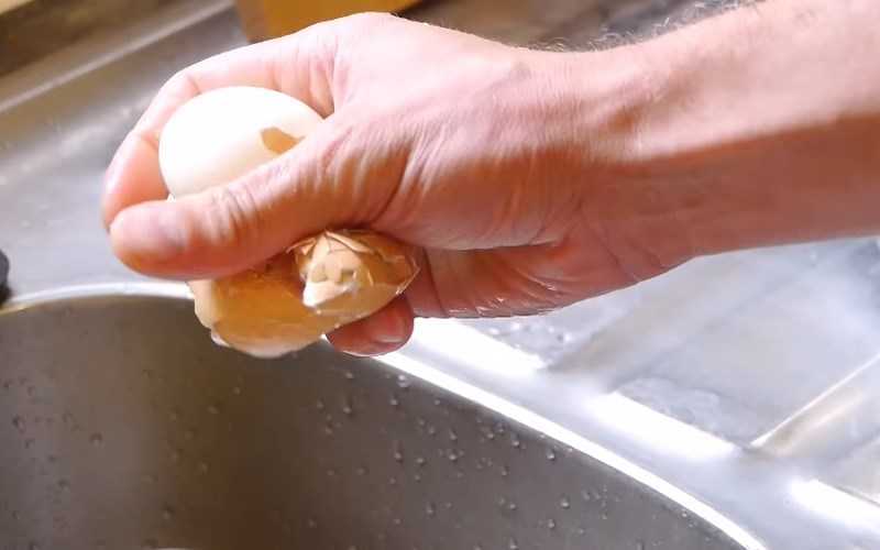 Dùng tay tách vỏ trứng và rửa sạch với nước.
