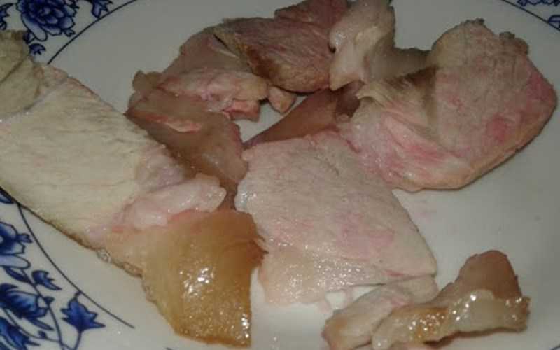 Thịt khi luộc chín có màu lạ do nhiễm bo bo, tồn dư thuốc trong cơ thể 