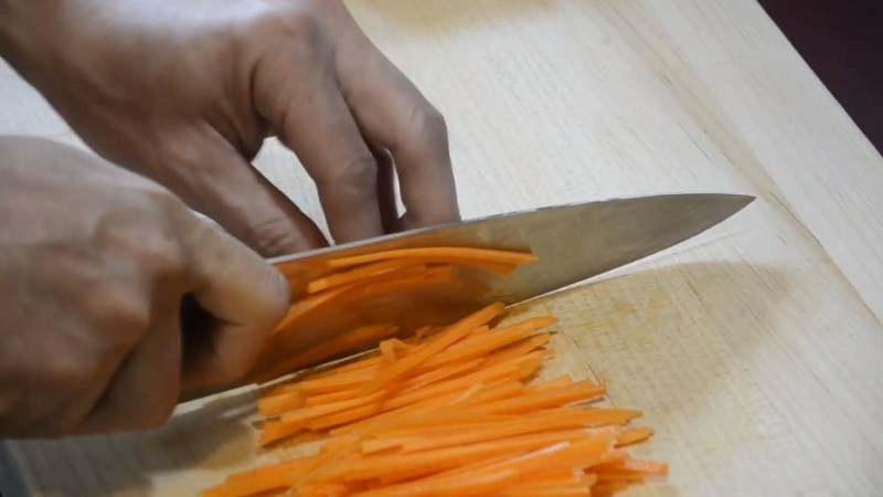 Dùng dao cắt sợi cà rốt