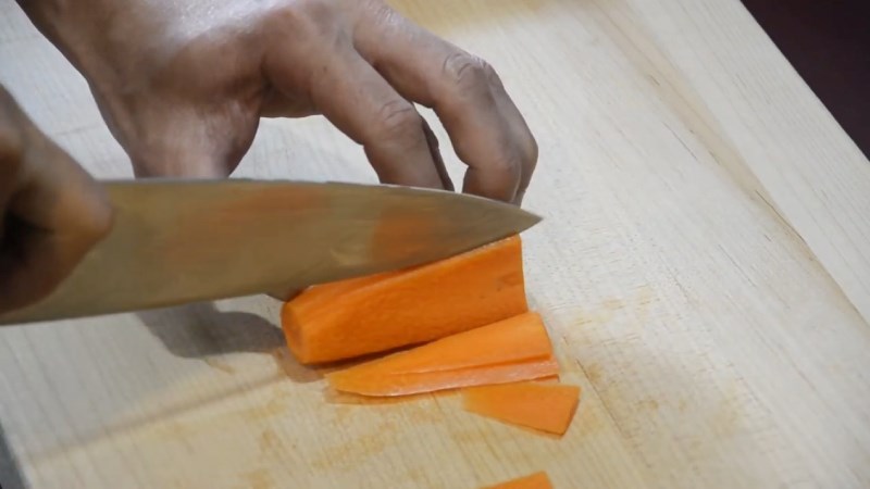 Cắt cà rốt thành từng lát mỏng